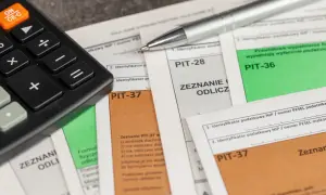 Kalkulator i długopis na dokumentach PIT-37, PIT-28 i PIT-36.