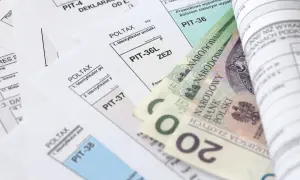 Polskie druki PIT i banknoty 20 zł.
