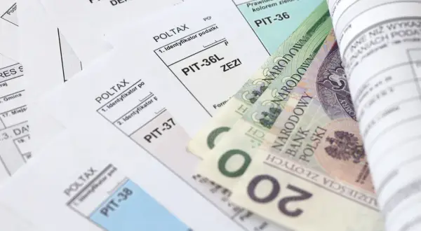 Polskie druki PIT i banknoty 20 zł.